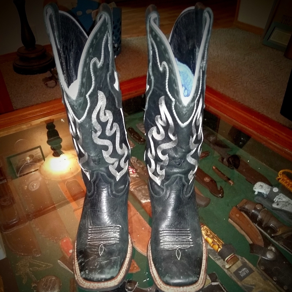 Women's size 6.5 Ariat cowgirl boots